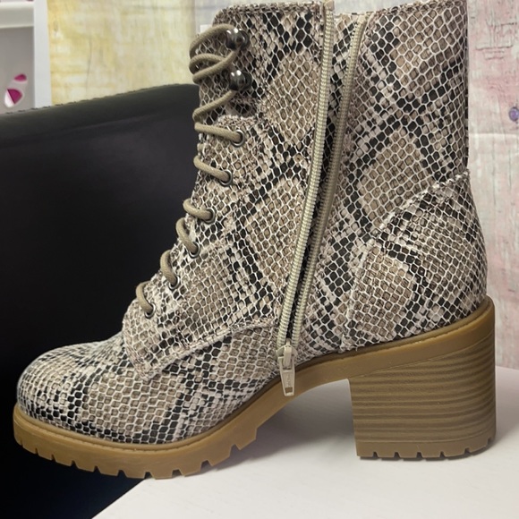 - Brand new Woman’s High Heeled Boots. - Picture 12 of 16